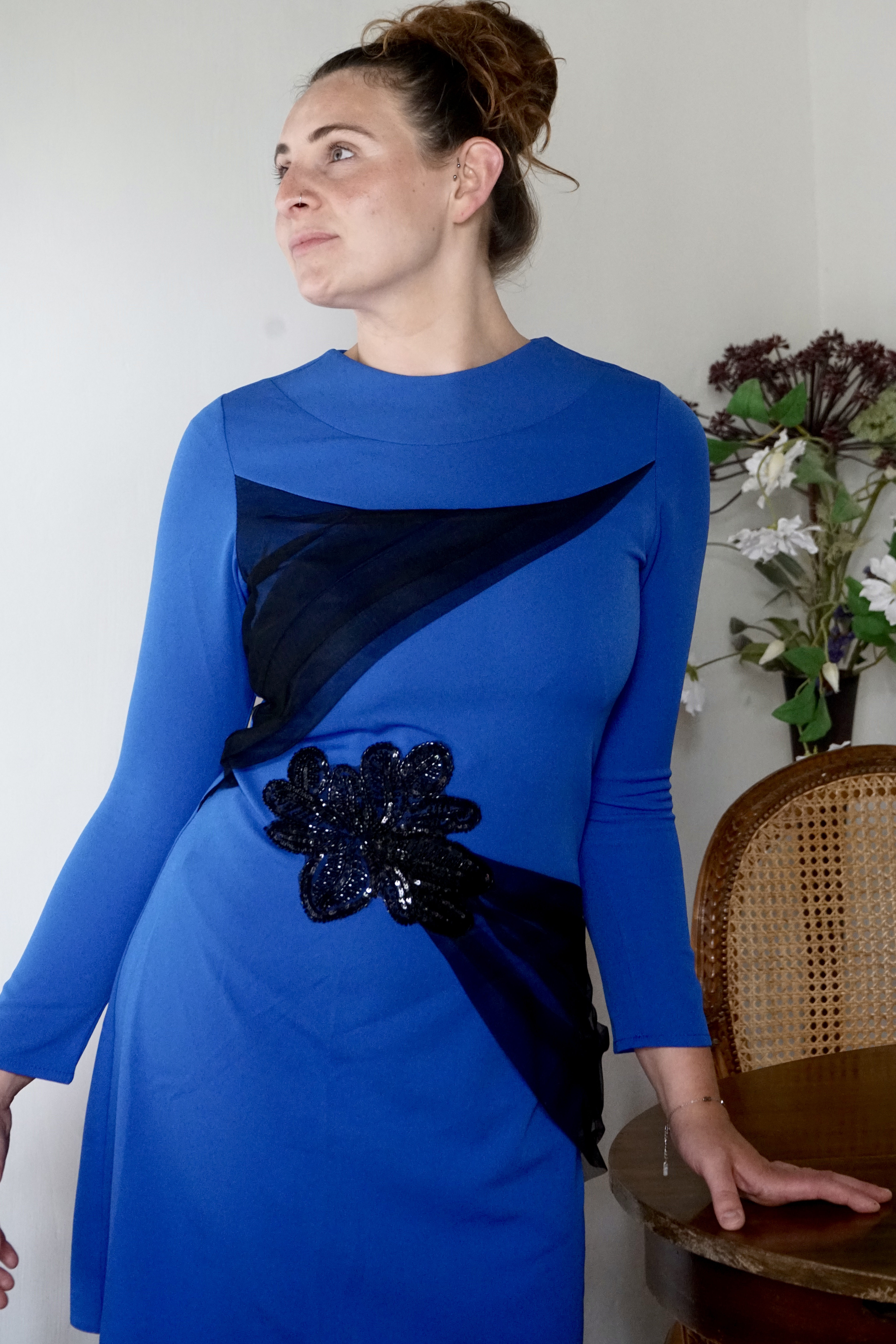 Devant montrant les détails d'une robe de soirée bleue